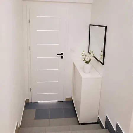 Brick House, 3f